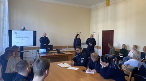Policjanci i pracownicy Komendy Powiatowej Policji w Olecku podczas szkolenia