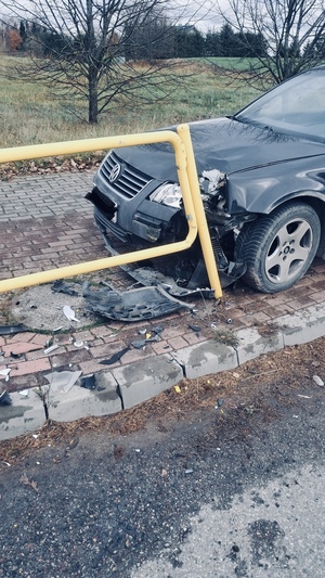 Uszkodzony pojazd i barierka ochronna
