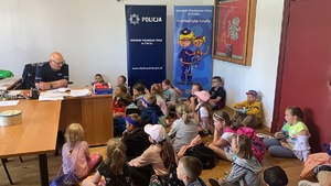 Dzieci w komendzie powiatowej policji w Olecku