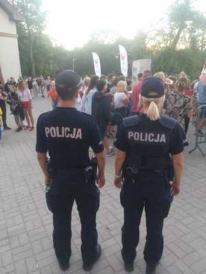 Policjanci w trakcie zabezpieczenia