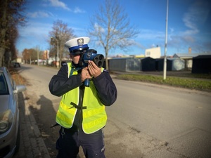 Policjant w trakcie pomiaru prędkości