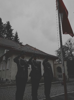 Uroczyste podniesienie flagi państwowej na dziedzińcu