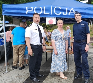 Zastępca Komendatna Powiatowego Policji w Olecku mł. insp. Jarosław Werla wraz z organizatorami imprezy