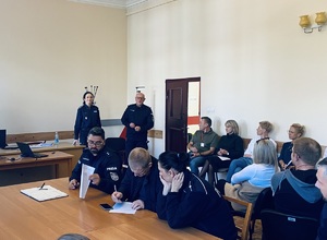 Policjanci i pracownicy Komendy Powiatowej Policji w Olecku podczas szkolenia