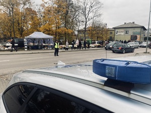 Ręczne kierowanie ruchem przez policjanta