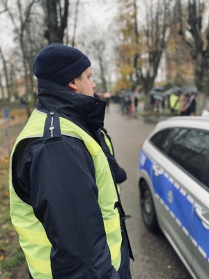 Policjant ruchu drogowego podczas zabezpieczenie uroczystości