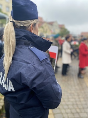 Policjantka z flagą