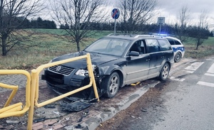 Uszkodzony pojazd i barierka ochronna