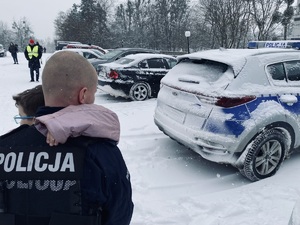 Policjant z dzieckiem na rękach podczas ewakuacji