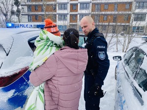 Policjant oraz ewakuowane osoby