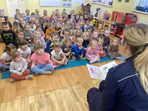 Podczas spotkania z dziećmi przedszkola w Wieliczkach
