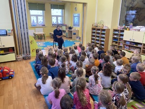 Podczas spotkania z dziećmi przedszkola w Wieliczkach