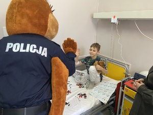 Wizyta policjantów w miejscowym szpitalu z okazji Mikołajek