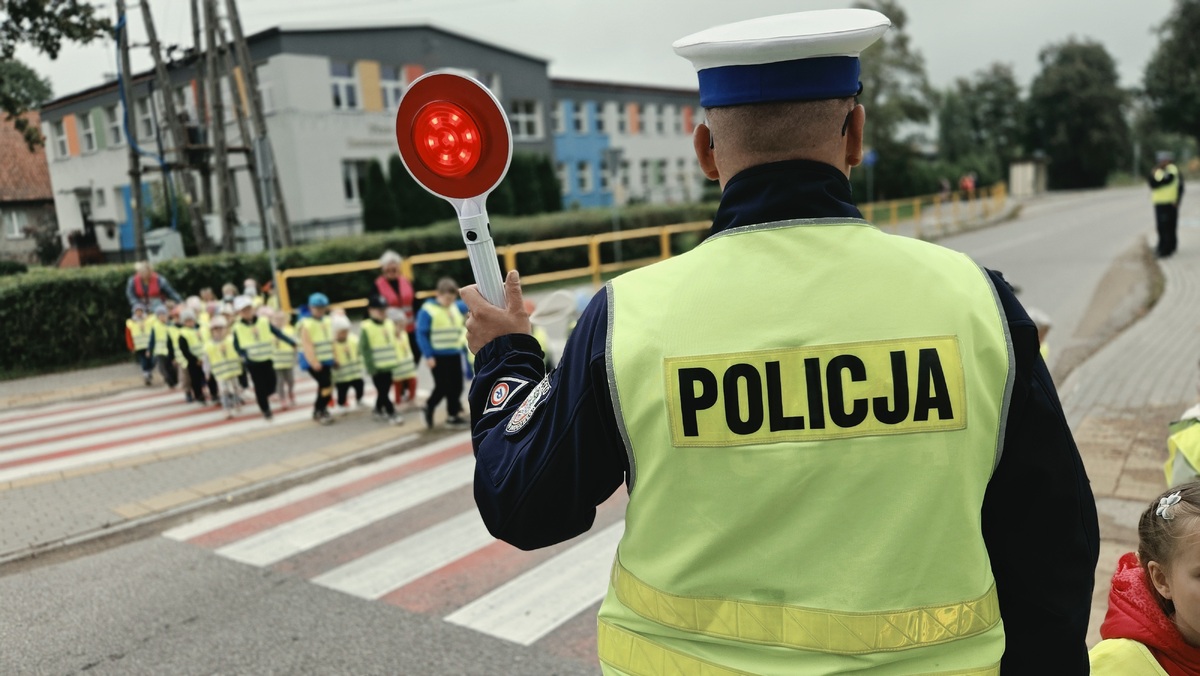 Policjanci uczą dzieci bezpiecznego przechodzenia przez przejście w Wieliczkach