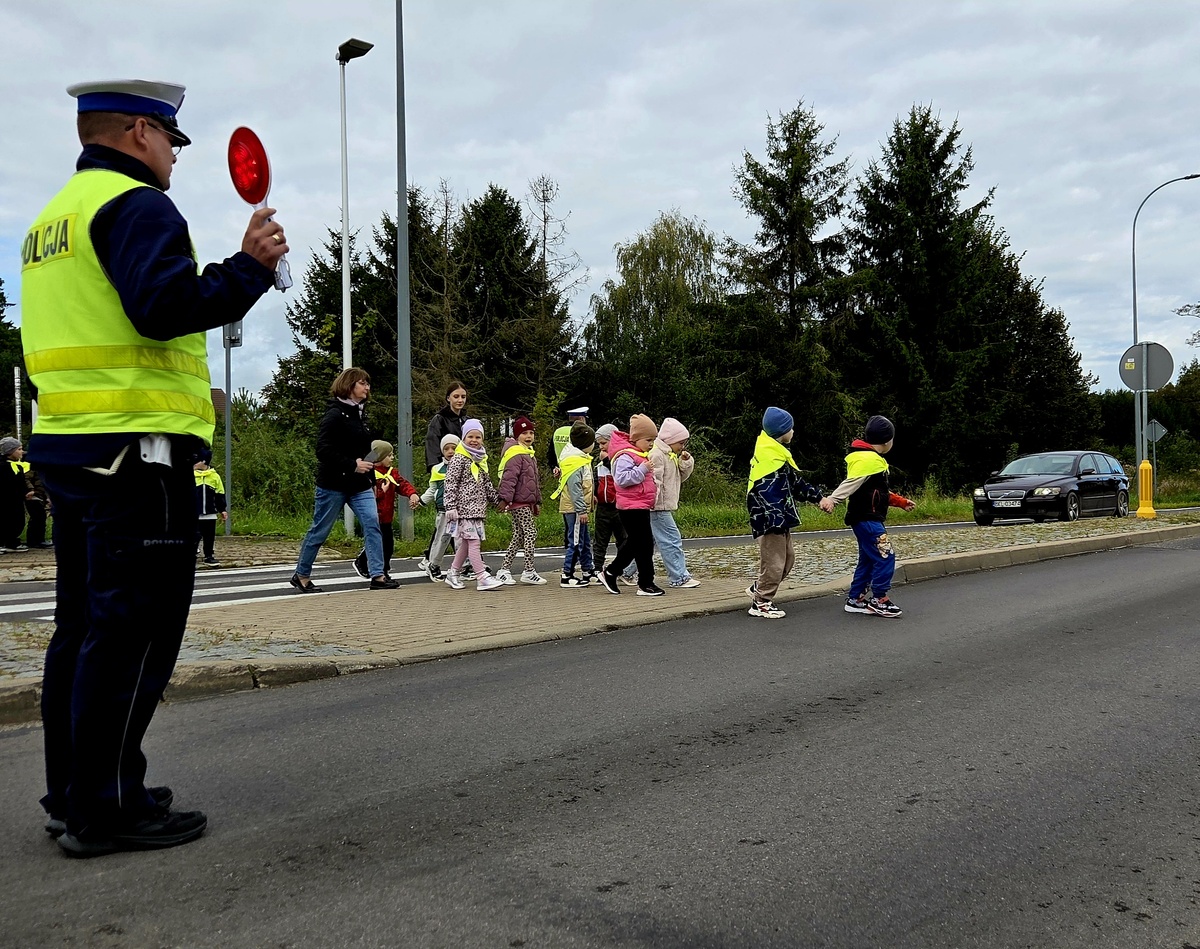 Oleccy policjanci uczyli przedszkolaków z Kowal Oleckich bezpiecznego przechodzenia przez jezdnię